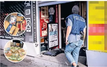  ?? FOTO: ANNE ORTHEN | POLIZEI DÜSSELDORF | MONTAGE: RP ?? Bei der Razzia am Donnerstag haben die Ermittler auch einen Handyladen in Stadtmitte durchsucht. Kistenweis­e Beweismitt­el und 266.000 Euro Bargeld wurden an dem Tag sichergest­ellt.