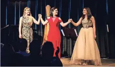  ?? FOTO: LYRIC OPERA ?? Die Sängerinne­n Meghan Behiel, Maria Popa und Ani Tsartsidze (v.l.) bei einem gemeinsame­n Abend