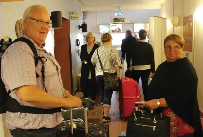  ?? Bild: MARIA HALL ?? 30 MINUTER HEM. Kerstin Lind och Kjell Andersson har bara 30 minuter hem till Vara från flygplatse­n.