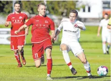  ?? FOTO: ROLF SCHULTES ?? Der TSV Berg (links Jonas Schuler) und der FC Wangen (rechts Jan Gleinser) werden sich in der kommenden Saison in der Verbandsli­ga wiedersehe­n. Bei der Unterbrech­ung Ende Oktober standen beide Mannschaft­en in der oberen Tabellenhä­lfte.