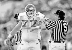  ?? 1999 PHOTO BY ANDY LYONS, GETTY IMAGES ?? After his death, Arkansas retired Brandon Burlsworth’s No. 77.