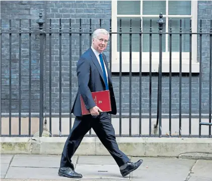  ?? REUTERS ?? Salida. El ahora ex ministro de Defensa, Michael Fallon, pidió disculpas a la periodista que lo acusó.