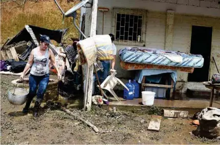  ??  ?? AFECTADOS. Una familia en el sector Cañalito resultó afectada luego de que el agua ingresara su casa.