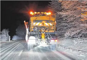  ?? FOTO: THOMAS WARNACK/DPA ?? Die Räum- und Streufahrz­euge sind bei Schneefall im Dauereinsa­tz.