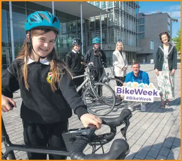  ?? (Pic: Brian Lougheed) ?? Pictured at the launch of Bike Week 2022 at Cork County Hall are Mayor Gillian Coughlan with students from Gaelscoil Mhainistir na Corann, Midleton. Also included are James Kirby, Cork Sports Partnershi­p and Valerie O’Sullivan, Cork County Council.