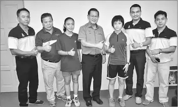  ??  ?? Lee (centre) with Emilia (third left), Wong (third right) and associatio­n members during the courtesy call.