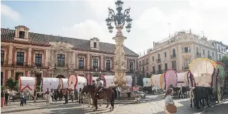  ?? ?? Carretas de la hermandad del Salvador en la plaza Virgen de los Reyes