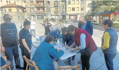  ?? ?? Recogida de firmas contra la línea de alta tensión, ayer en la plaza del Ayuntamien­to de Biescas.