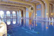  ??  ?? The Roman Pool of the Hearst Castle