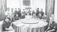  ?? ?? KENANGAN BERSAMA: Ling (duduk tengah), Voon (lima kiri) bersama Pengerusi Kehormat Soo Puong Chii (empat kanan), Penasihat Perundanga­n Lawrence Low (lima kanan) dan jawatankua­sa MVA.