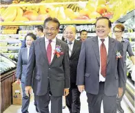  ??  ?? MUSA diirngi oleh Pengerusi Eksekutif Malakun Holdings Sdn Bhd Datuk Seri Clarence Bongkos Malakun (kanan) melawat supermaket yang terdapat di Pusat Teknologi dan Komersial (ITCC) Penampang selepas melakukan perasmian ITCC Penampang pada...