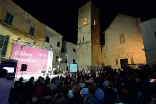  ??  ?? Bagno di folla Una scena abituale al «Libro possibile», nel centro storico di Polignano