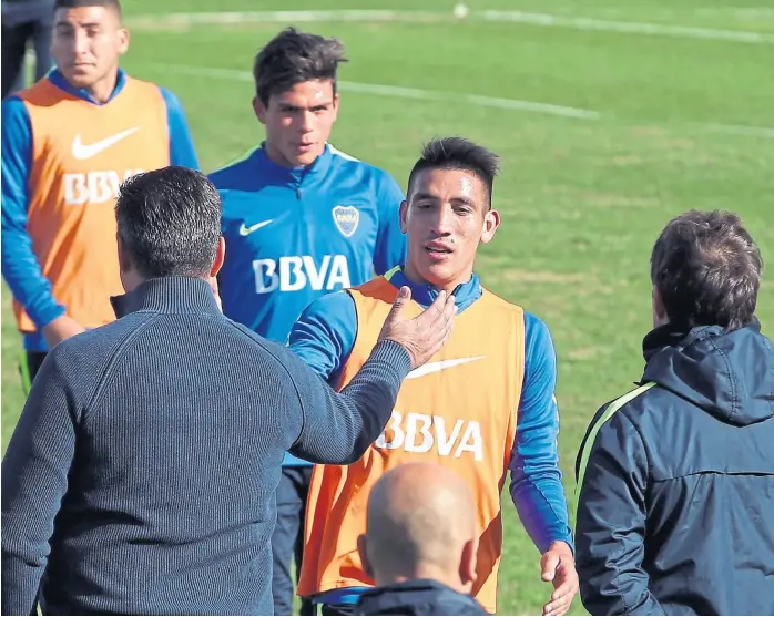  ?? Fotobaires ?? Angelici, Centurión y Barros Schelotto, las tres patas de una historia con muchos entretelon­es; Boca invierte US$ 6 millones para tener al controvert­ido jugador