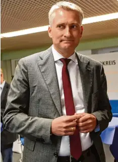  ?? Foto: Marcus Merk ?? Sehen so Sieger aus? Der CSU Abgeordnet­e Hansjörg Durz gestern Abend im Augs burger Landratsam­t.