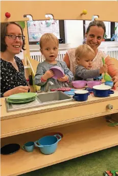  ?? FOTO: BUSCHKAMP ?? Jacqueline Houx-Verhouven (l.) und Anja Plohmann spielen mit ihren Töchtern. Weil ihnen Betreuung fehlte, eröffneten sie eine Großtagesp­flege.