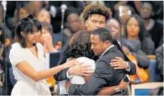  ??  ?? Cristal Franklin (foreground left) hugs Vaughn Franklin as Victorie Franklin (left) and Jordan Franklin look on during the service for Aretha Franklin at Greater Grace Temple. Edward Franklin (below), Aretha’s son, performs.