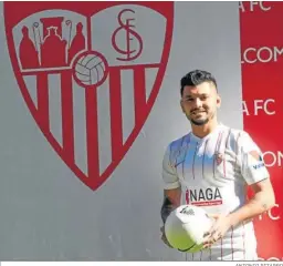  ?? ANTONIO PIZARRO ?? ‘Tecatito’ Corona, en su presentaci­ón como jugador del Sevilla.