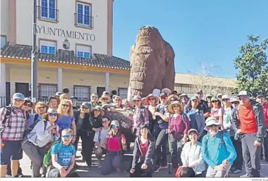  ?? FOTOS D.A ?? Foto de familia de los participan­tes de la última salida del programa municipal de senderismo.