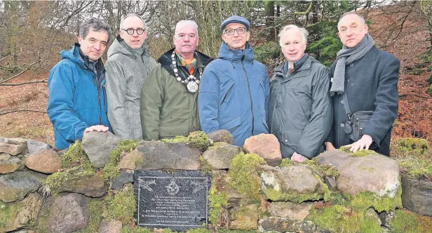  ?? ?? Memorial Bart Delabastit­a, Jo Delabastit­a, Stirling Provost Douglas Dodds, Dirk Delabastit­a, Lord Lieutenant of Stirling and Falkirk Alan Simpson, Paul Delabastit­a