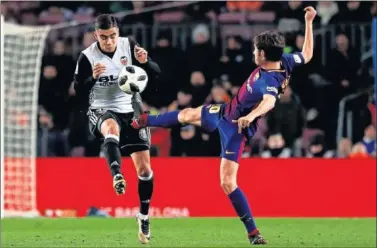  ??  ?? BRUTAL ENTRADA. Andreas Pereira se lesionó tras esta entrada de Sergi Roberto.