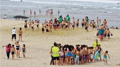  ??  ?? Centenas de crianças de várias escolas fazem quinzena de férias na praia de Leça