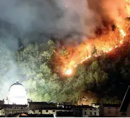  ?? (Newpress) ?? Il fuoco Sopra, l’incendio nel comune di Forcola vicino a Morbegno (Sondrio). A sinistra, un elicottero in azione a Varese e i boschi bruciati