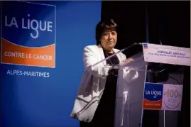  ?? (Photo Ligue contre le cancer ) ?? Corinne Lepage met en garde la population contre les méthodes utilisées par les lobbys et certains industriel­s.