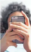  ?? FOTO: DPA ?? Immer mehr Jugendlich­e sind inzwischen süchtig nach ihrem Smartphone.