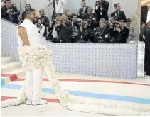  ?? REUTERS ?? Bad Bunny. El cantante puertorriq­ueño de ‘trap’ causó sensación con su espalda al aire y una capa de flores blancas de Jacquemus, traídas de República Dominicana.