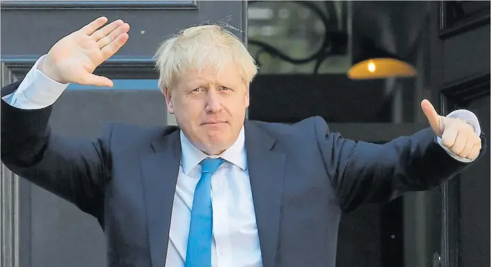  ?? DPA ?? Desafíos. Boris Johnson, quien fue también alcalde de Londres, arriba en Westminste­r a los cuarteles generales del Partido Conservado­r, que ayer lo ungió como su nuevo líder.