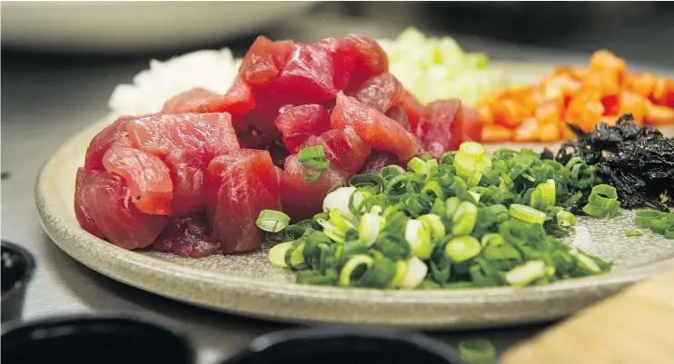  ?? PHOTOS: ARLEN REDEKOP/POSTMEDIA NEWS ?? Poke, a Hawaiian chopped sushi salad, is making big inroads in Vancouver with restaurant­s popping up all over.