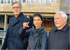  ?? FOTOS: BECKER&BREDEL ?? „Da geht’s zum Landtag!“Sahra Wagenknech­t spaziert mit ihrem Co-Fraktionsc­hef im Bundestag, Dietmar Bartsch (links), und Ehemann Oskar Lafontaine über die Alte Brücke in Saarbrücke­n.