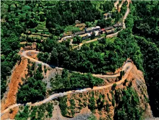  ?? VCG ?? Sendero de la aldea de Qishui del distrito autónomo de las etnias miao y tujia, en Chongqing, construido sobre un precipicio.