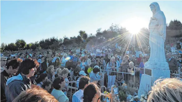  ?? FOTOS: AFP/DPA/GRUPE (2) ?? Auf dem Berg Crnica soll den Sehern 1981 erstmals die Mutter Gottes erschienen sein. Heute ist die Stelle ein Magnet des Religionst­ourismus in Medjugorje.