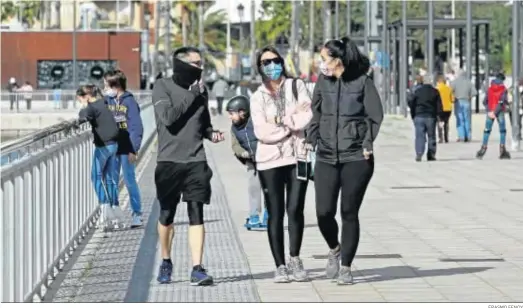  ?? ERASMO FENOY ?? Varias personas con mascarilla pasean por La Línea.