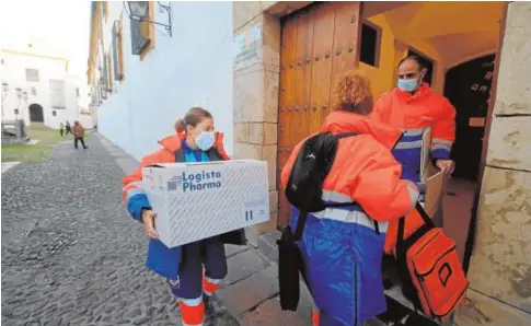  ?? ÁLVARO CARMONA ?? Sanitarios introducen las cajas con las vacunas en una residencia de mayores de Córdoba