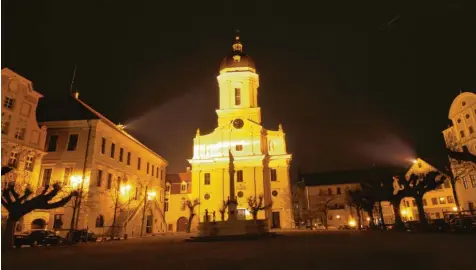  ?? Foto: Florian Anker (Archiv) ?? Die evangelisc­he Christusge­meinde und die Pfarreieng­emeinschaf­t Neuburg wollen am Heiligen Abend Freiluft‰Gottesdien­ste auf dem Neuburger Karlsplatz feiern. Die Bun‰ desregieru­ng empfiehlt nun aber, religiöse Großverans­taltungen zu vermeiden. Stehen die Gottesdien­ste unter Sternenhim­mel vor dem Aus?