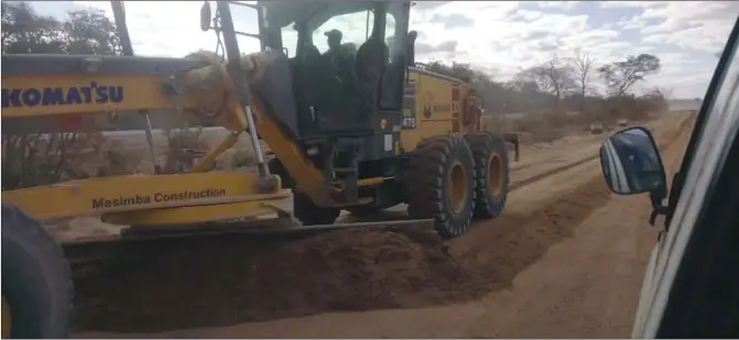  ??  ?? A Masimba Holdings grader maintainin­g the gravel road along the Harare-Masvingo Highway on Saturday as the main tarred road is under rehabilita­tion