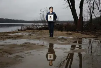  ?? BLAIR GABLE FOR THE TORONTO STAR ?? Laurie Odjick holds a picture of her 16-year-old daughter, Maisy, who went missing in 2008.