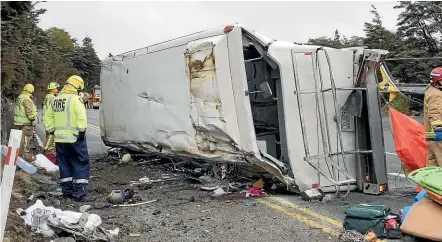  ?? FENELLA MURPHY ?? The accident scene on Saturday at Mt Ruapehu where a 1994 Mitsubishi Fuso bus crashed on its way down from the Turoa skifield, killing a young girl and injuring 20 others.