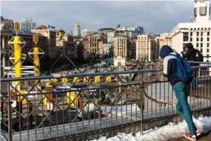  ??  ?? La veille de la commémorat­ion du cinquième anniversai­re de la révolution, un homme admire la vue donnant sur la place de l'indépendan­ce (Maïdan Nézalejnos­ti).