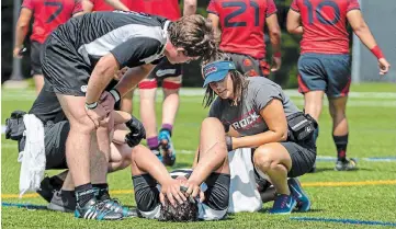  ?? STEPHEN LEITHWOOD BROCK UNIVERSITY ?? Athletic therapist Kelsey Marshall tends to a member of the Brock University men's soccer team.