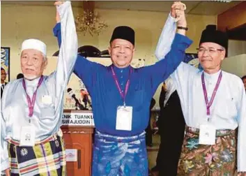  ?? PIC BY HAFIZUDIN MOHD SAFAR ?? Barisan Nasional candidate Datuk Seri Shahidan Kassim (centre) with Pas spiritual leader Hashim Jasin (left) and PKR candidate Associate Professor Datuk Dr Abdul Rahman Daud after submitting their nomination forms in Arau yesterday.