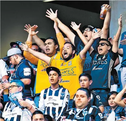  ??  ?? Aficionado­s de Tigres en el estadio BBVA, durante el clásico regio