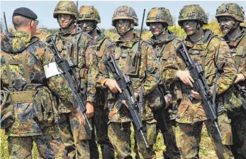  ?? FOTO: DPA ?? In der Bundeswehr kommt manchmal die soziale Kontrolle zu kurz, davon profitiere­n Rechtsextr­eme.