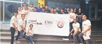  ?? ?? Students pose with the CSO Platform for Reform (Sarawak chapter) banner before boarding their transports to return home to vote in this GE15.