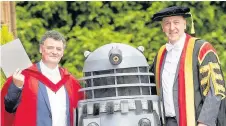  ??  ?? ACCOMMODAT­E Mahoney with Dr Who boss Steven Moffat and Dalek