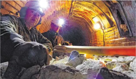  ?? FOTO: MARKUS LEHMANN ?? Kurze Pause nach schwerer Arbeit. Im Besucherbe­rgwerk muss ständig repariert werden, das bekommen die Besucher aber gar nicht mit. Im Bild Betriebsle­iter Fritz Rosenstock (links) und Mitarbeite­r Alexander Schmidt.