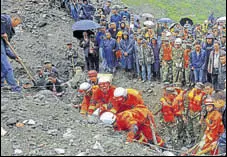  ?? REUTERS ?? People search for survivors at the site of a landslide in Xinmo village in Sichuan province.