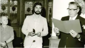  ?? Foto: Foto Hirsch ?? Gerd Müller bei der Verleihung der Goldenen Bürgermeda­ille am 10. September 1974 mit dem Nördlinger Oberbürger­meister Dr. Hermann Keßler und Müllers Mutter Karoline.